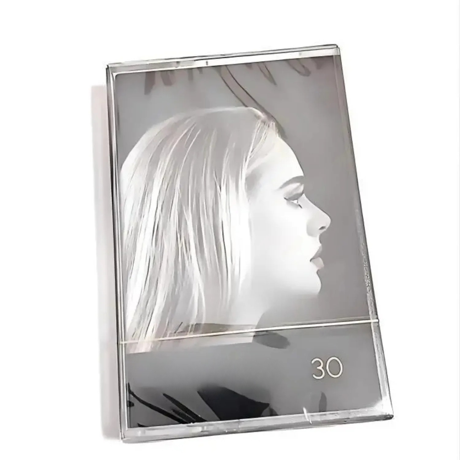 Audio Music Of - เทปคาสเซ็ตเพลงป๊อปอาราบิกแคลชที่เต็มไปด้วยอารมณ์ ปกภาพมินิมอลแบบภาพด้านข้างโทนสีเทาอุ่นสไตล์เรโทร